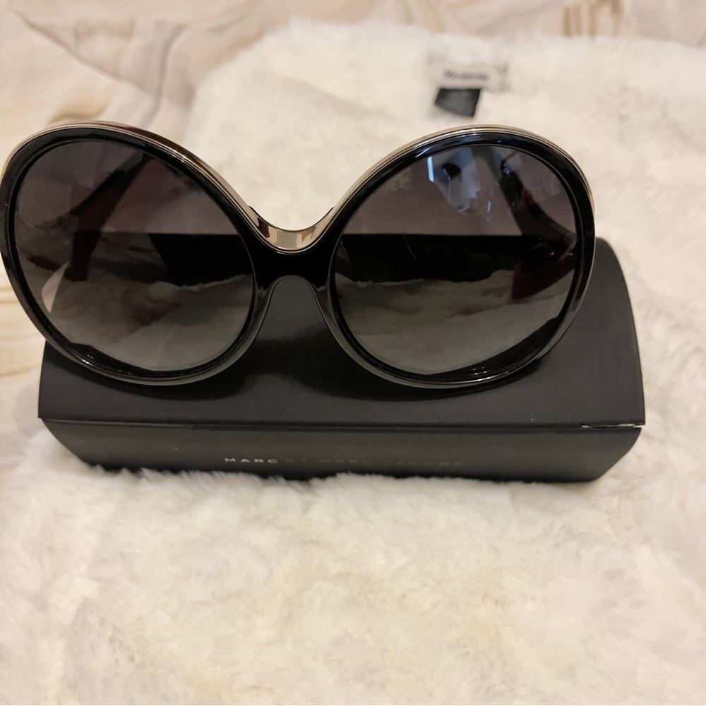 💯 % authentic bold black Chloe sunglasses.